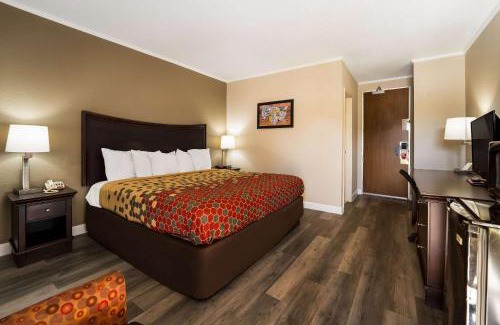 Perry Cabin | Econo Lodge - Perry National Fair Ground Area