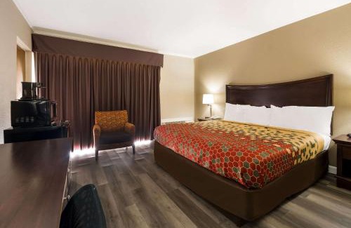 Perry Cabin | Econo Lodge - Perry National Fair Ground Area