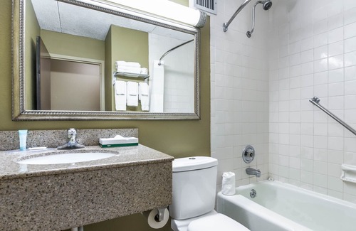Albert Lea Hotel | Econo Lodge