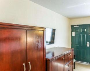 Lloyd Cabin | Econo Lodge