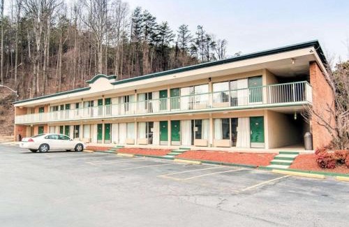 Martinsville Cabin | Econo Lodge