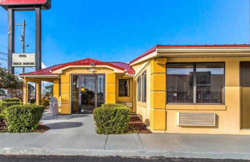 Norwalk Cabin | Econo Lodge