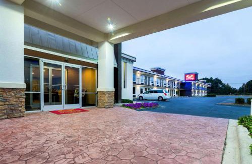 Selma Cabin | Econo Lodge