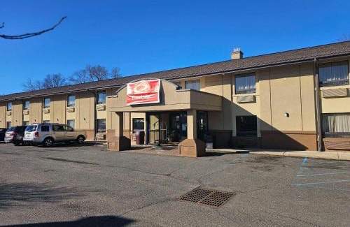 Iselin Cabin | Econo Lodge Woodbridge
