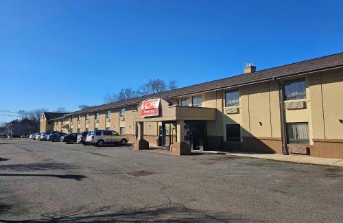 Iselin Cabin | Econo Lodge Woodbridge