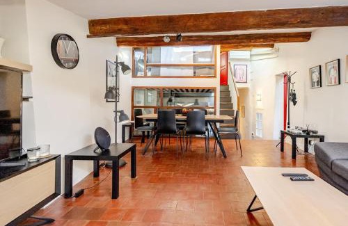 Aix-en-Provence Historic Centre Apartment | Ecrin au cœur d'Aix-Vue sur la Place de la Mairie