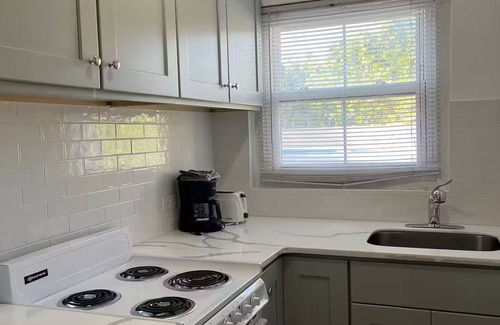 Pembroke Apartment | ED 10 Pool, Queen bed, Hamilton