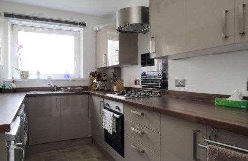 Comely Bank Apartment | Edinburgh Family-Friendly Flat Walkable from Princess street