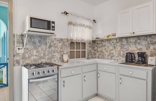 Sandy Ground Hotel | Edwards Guesthouse