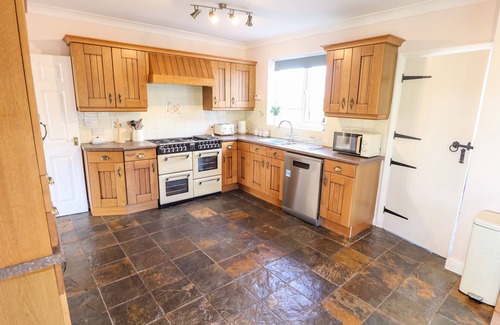 Winestead Cottage | EGGLESTON, pet friendly, with hot tub in Withernsea