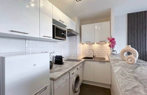 Porte-Saint-Martin Apartment | Eiffel Tower view Chic studio with balcony & lift