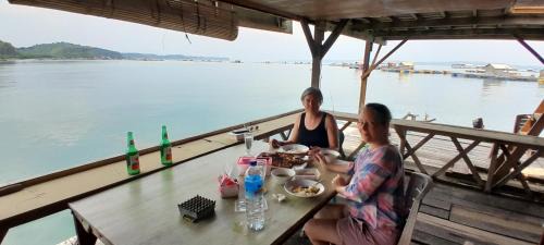 Jerowaru House | Ekas beach floating Room and suite