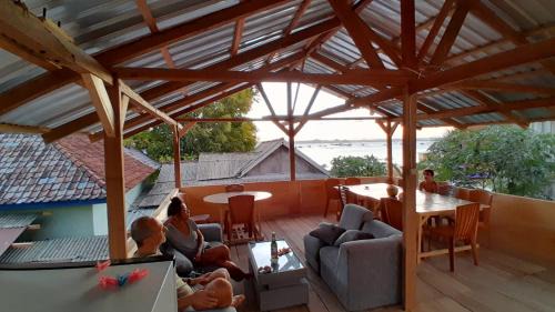Jerowaru House | Ekas beach guesthouse and restaurant