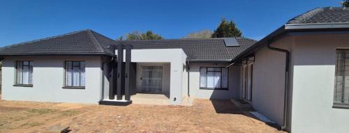 Akasia Apartment | Ekuhlaleni a home away from home R7