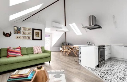 Oakland Apartment | El Nido. Modern Victorian. Private Deck. Gated Parking. Fast, reliable Wi-Fi.