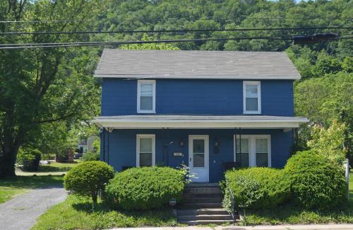 Berkeley Springs House | El Refugio - Pet Friendly, Grill, Wifi, Zen Garden, Downtown Location, Fire Pit