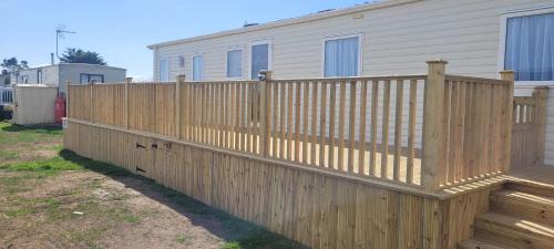 Clacton-on-Sea Resort | Elan Deluxe Holiday Home by the sea - private beach - Clacton On Sea - Bed Linen & Towels Included