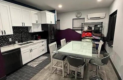 South Central Omaha House | electric car friendly. Charming 1000 sq.ft loft in welcoming Omaha with WiFi, AC