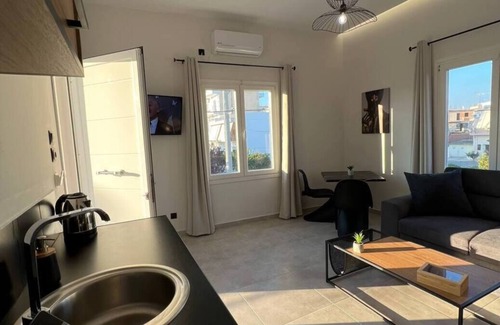 Elefsina Apartment | Elefsinian Mysteries Apartments - Black Beauty