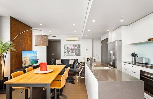Canterbury Apartment | Elegant 1-Bed by Riverside Park & Amenities