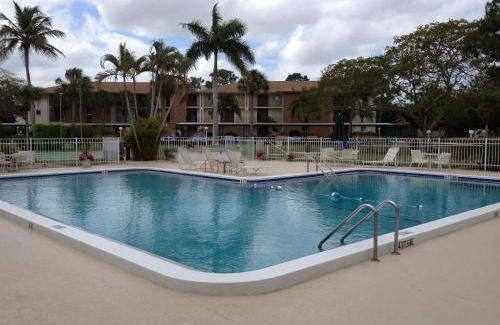 Villas Apartment | Elegant 1 Bedroom Condo With Swimming Pool Gym Access All Included In Convenient Fort Myers Location Near Golf Courses and Sanibel Island