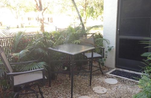 Villas Apartment | Elegant 1 Bedroom Condo With Swimming Pool Gym Access All Included In Convenient Fort Myers Location Near Golf Courses and Sanibel Island
