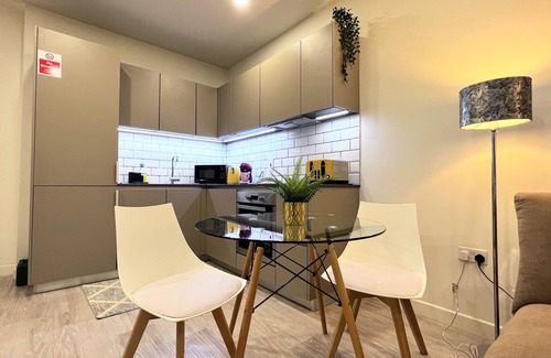 Stevenage Apartment | Elegant 1 Bedroom Serviced Apartment located in the Heart of Stevenage Old Town