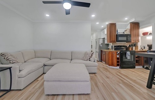 Wilmington Historic District Condo | Elegant 2bd/2ba in Historic Downtown Wilmington w/Parking