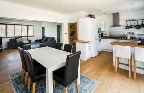 Knight's Hill House | Elegant 2BD House with Garden and Decked Patio