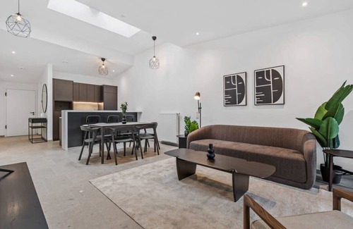 Gronn Apartment | Elegant 2BR in Clausen with Balcony Views