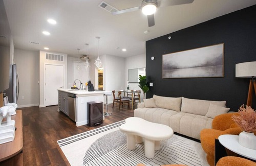 Southtown Apartment | Elegant 2BR-w/Parking, Near Riverwalk & Conv Ctr