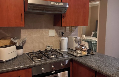 Kempton Park House | Elegant 3-Bedroom Retreat Near OR Tambo Airport with WiFi and secure parking