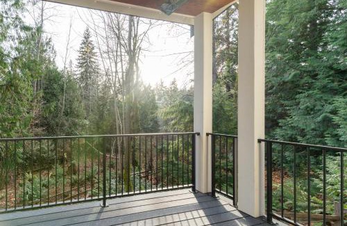 North Rose Hill Apartment | Elegant 3-Story House with Private Backyard in WA