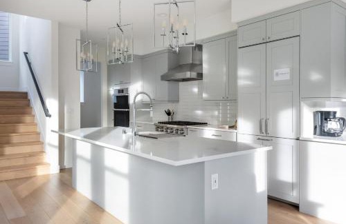 North Rose Hill Apartment | Elegant 3-Story House with Private Backyard in WA