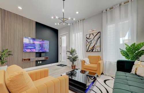 Northside Villa | Elegant 3BR Haven- Games, Luxury & Lush Garden