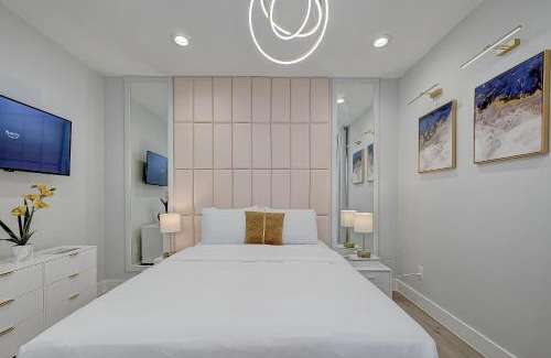 Northside Villa | Elegant 3BR Haven- Games, Luxury & Lush Garden
