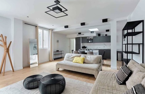 Ternes Apartment | Elegant 4 Bedroom Air Conditioned Apartment
