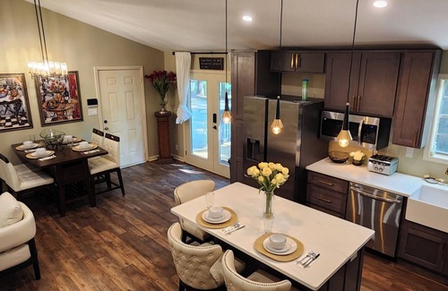 Cliftondale House | Elegant 4bdrm/3bth home on Wolf Creek Golf course!