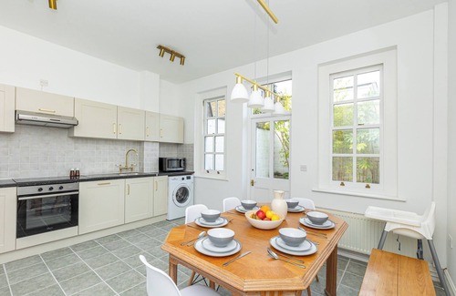 Deptford House | Elegant 4BR 3-Storey Townhouse in Lively Deptford