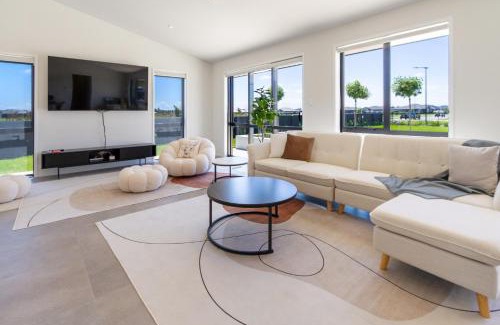 Lincoln Apartment | Elegant 4BR Retreat with Garage, Family friendly