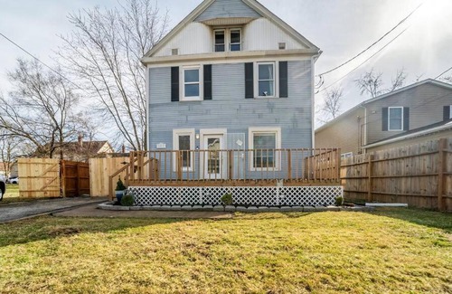 Akron House | Elegant and Expansive Paris themed 5 b, 2 b