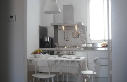 Castello Apartment | Elegant and modern flat, historical centre wi-fi M0270422272