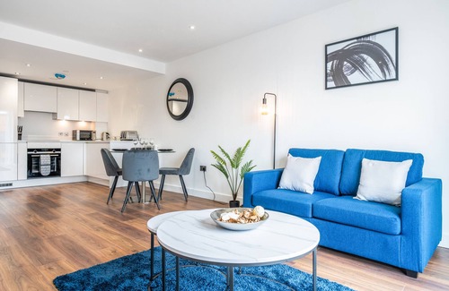 Bracknell Apartment | Elegant Apartment with Two Beds