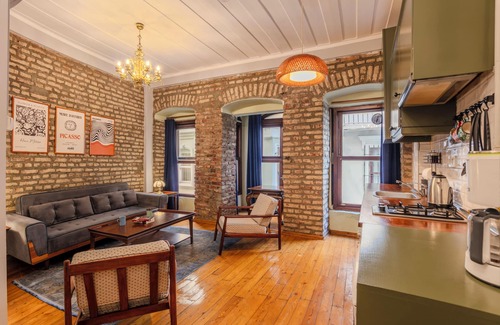 Galata Apartment | Elegant & Artsy 1BR Galata’s Hidden Gem/AC/Walk everywhere