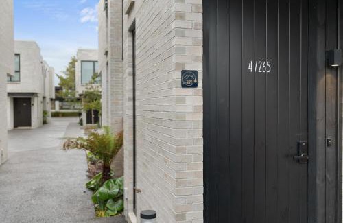 Sydenham Apartment | Elegant City Suite 2Bedrooms
