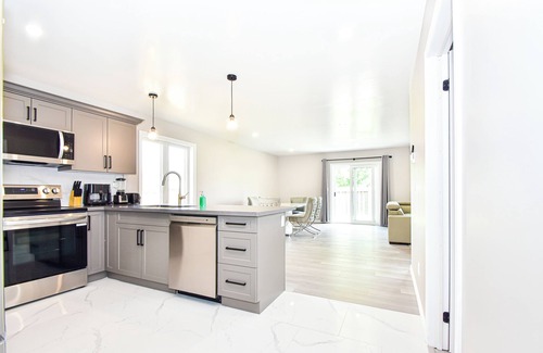 Woodstock House | Elegant cozy 3 bedrooms, 2 bathrooms home with 1 King bed, 2 Queen beds