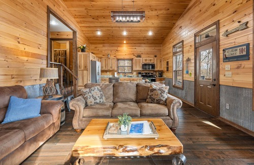 Marble Falls Cabin | Elegant Cozy Cabin, Jetted 2 person tub, fireplace, king master, canoeing, WIFI