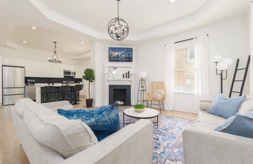 Springfield House | Elegant Duplex in Historic Springfield - Both Apartments