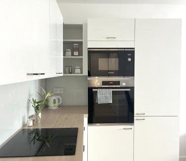 Podunajske Biskupice Apartment | Elegant Escape apartment III - free parking, easy access to City Center