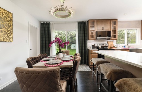 Burr Ridge House | Elegant Escape by Downtown Burr Ridge with an easy access to Chicago Landmarks